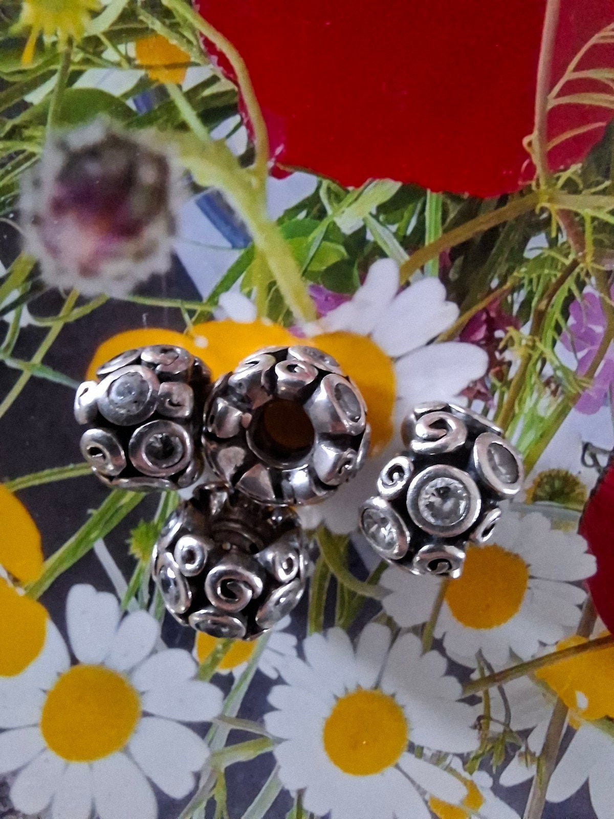 Pandora rozenpad met heldere zirkonia's.  Vier stuks, Pandora, Ophalen of Verzenden, Zo goed als nieuw, 4 bedels of meer