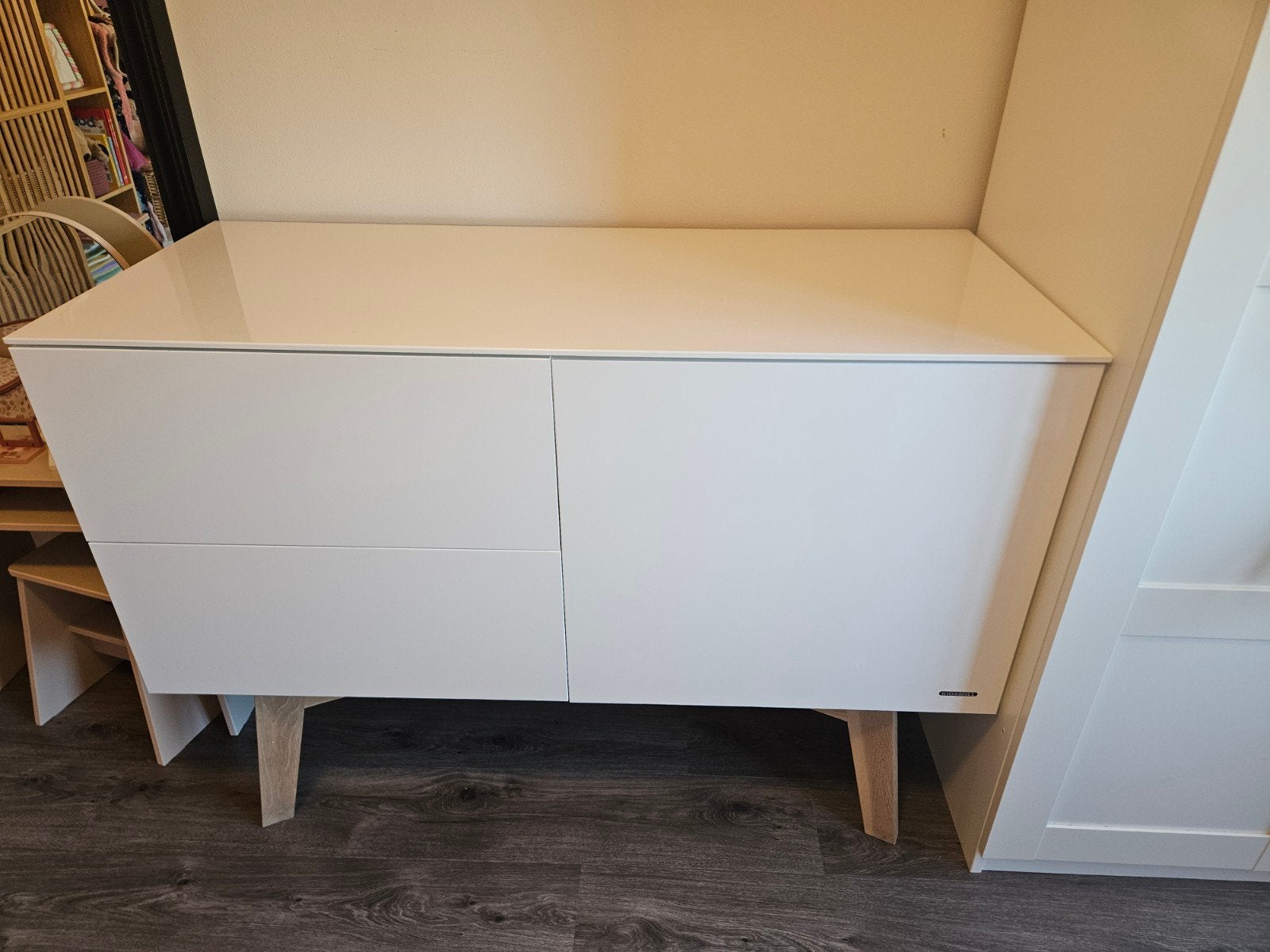 Kidsmill Commode Wit met Houten Poten - Zo goed als nieuw, Ophalen, 50 tot 70 cm, Voetruimte, 100 cm of meer