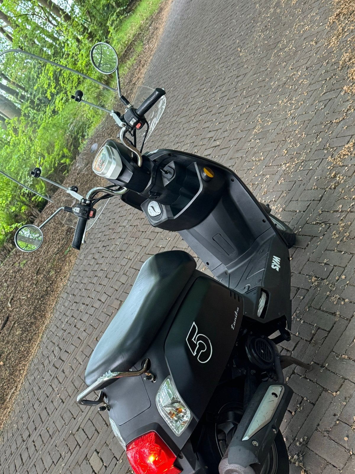 Zwarte Sym scooter met windscherm, Fietsen en Brommers, Scooters | SYM, Ophalen, Gebruikt, Overige modellen, Benzine