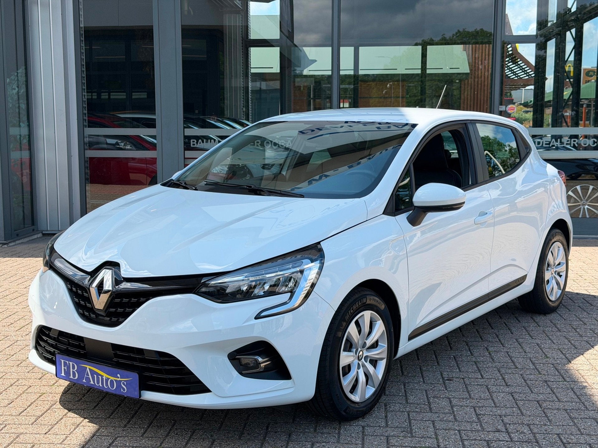 Renault Clio 1.0 TCe Intens Airco Navi Cruise, Voorwielaandrijving, Gebruikt, Leder en Stof, Wit