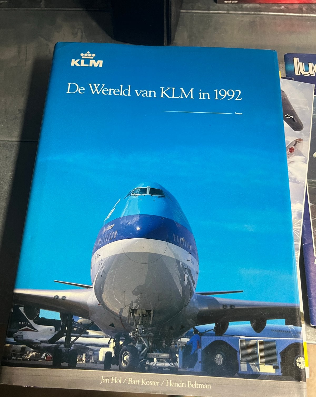 Wereld van KLM in 1992 – luchtvaartboek, Ophalen of Verzenden, Zo goed als nieuw, Boek of Tijdschrift