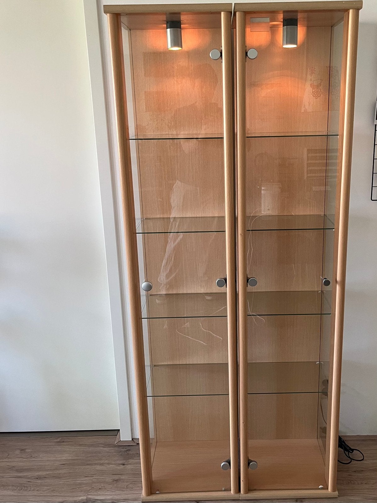 2 mooie smalle vitrine kastjes met verlichting, Huis en Inrichting, Kasten | Vitrinekasten, Zo goed als nieuw, 150 tot 200 cm