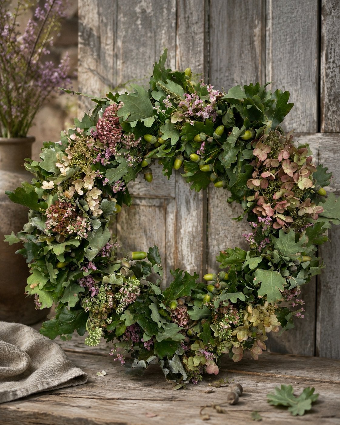 Krans 52 cm met eikenblad, eikels, hortensia en skimia, Krans, Nieuw, Ophalen of Verzenden, Natuurlijk materiaal