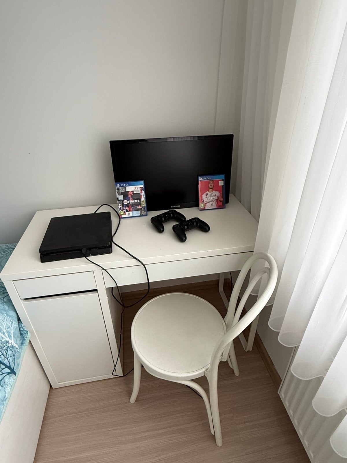 Complete game-set met PS4, Samsung  26 inch, bureau en stoel, Ophalen, Zo goed als nieuw