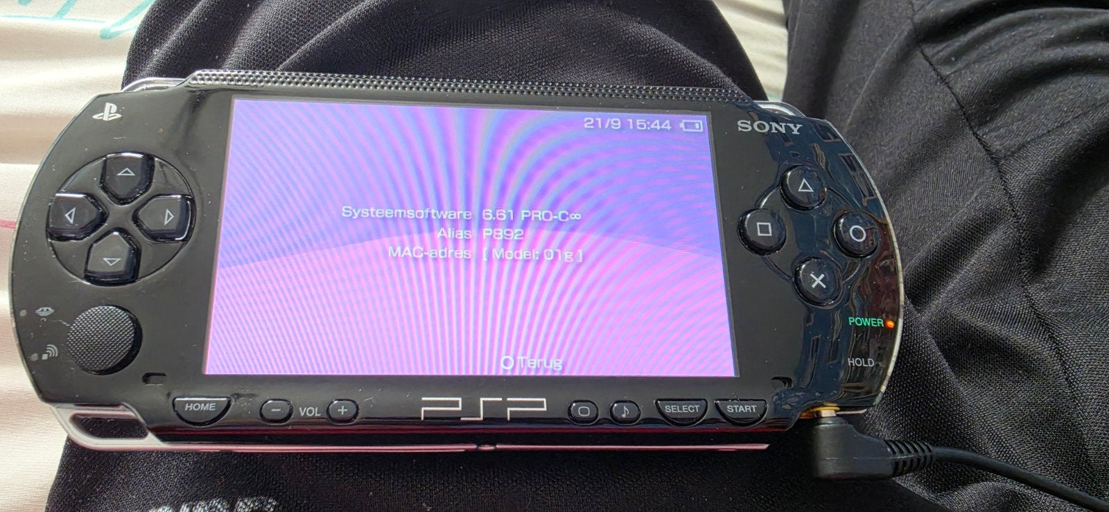 Nette PSP-1004 + Doos Lader & 128 GB geheugenkaart, Spelcomputers en Games, Ophalen, Zo goed als nieuw