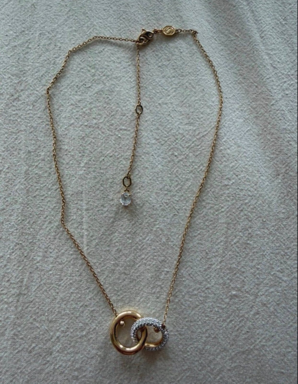 Swarovski ketting met twee in elkaar grijpende ringen, Sieraden, Tassen en Uiterlijk, Met kristal, Overige materialen, Ophalen of Verzenden