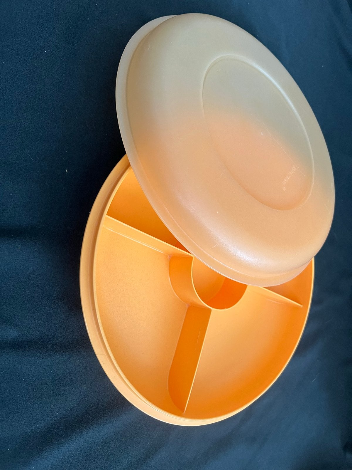 Tupperware serveerschaal met 4 vakken en deksel, Ophalen of Verzenden, Gebruikt, Oranje, Schaal