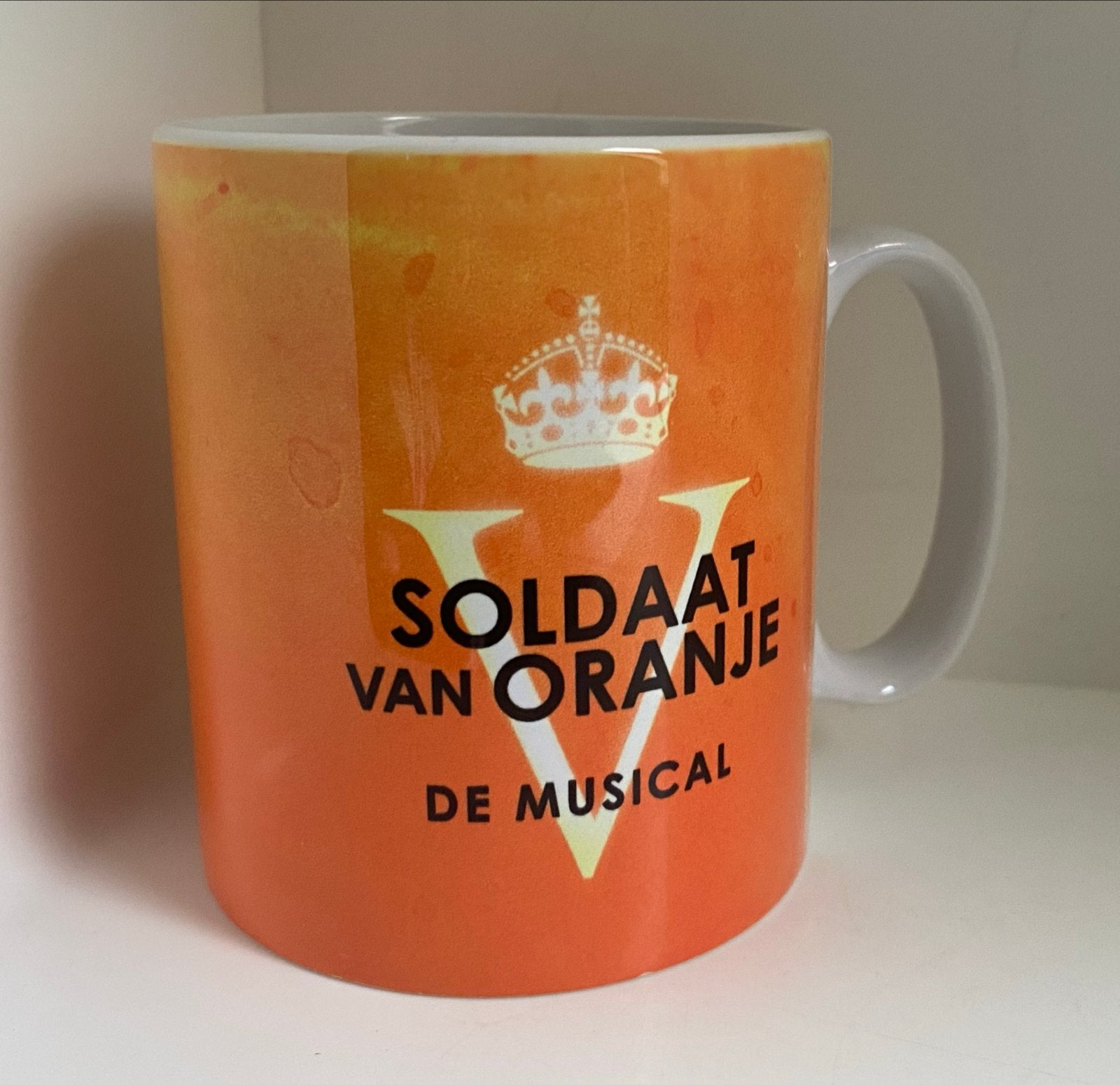 Oranje mok van Soldaat van Oranje De Musical Mok. H. 9 cm., Overige merken, Zo goed als nieuw, Overige stijlen, Aardewerk