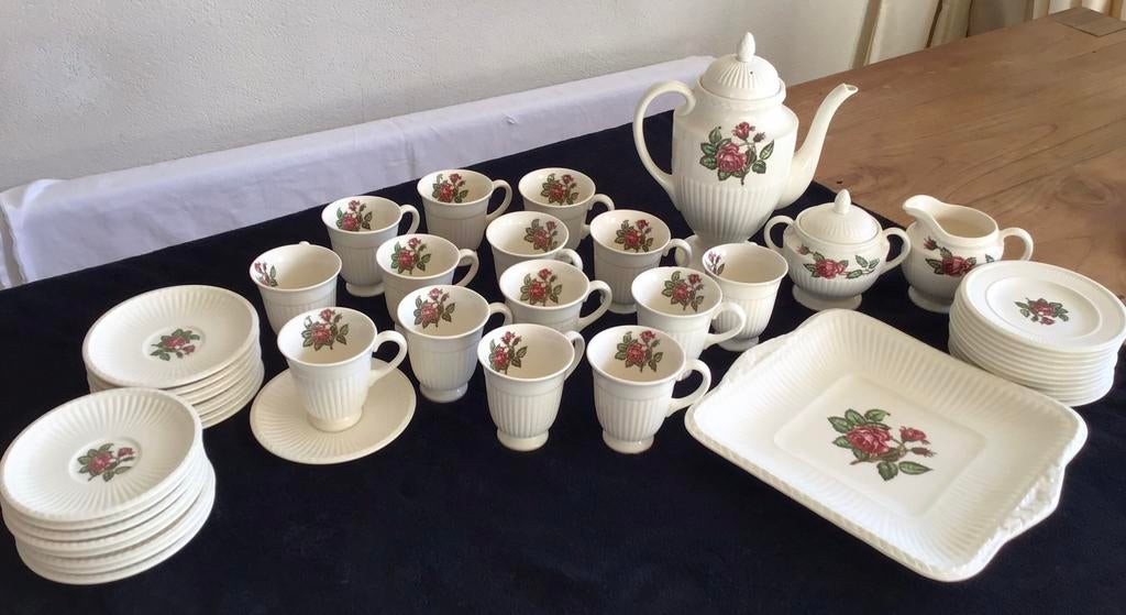 Servies creme rood wedgwood Moss Rose koffiepot bordjes enz, Ophalen