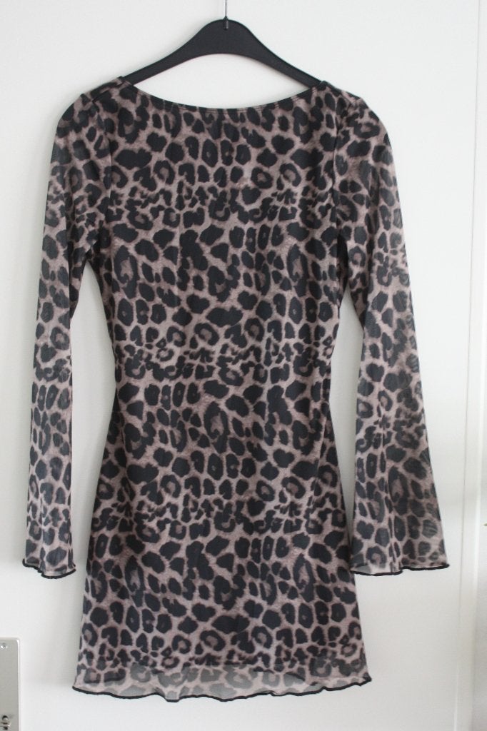 tijger print jurk diepe open rug  maat m, Kleding | Dames, Jurken, Bruin, Maat 42/44 (L), Ophalen of Verzenden, Gedragen