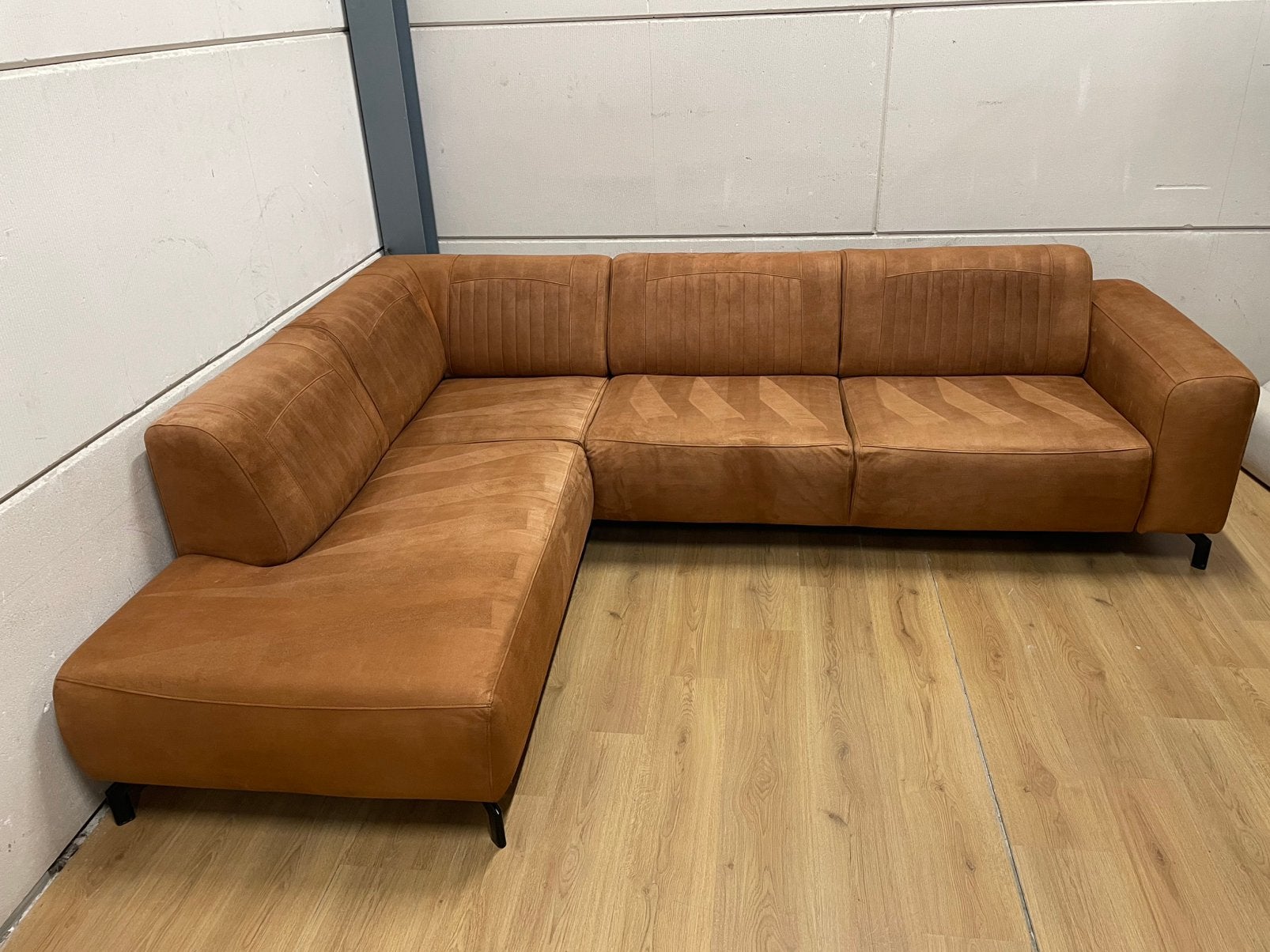 Mooie luxe suede cognac bruine hoekbank - GEREINIGD!!!, Huis en Inrichting, Ophalen, 250 tot 300 cm, Luxe, Hoekbank