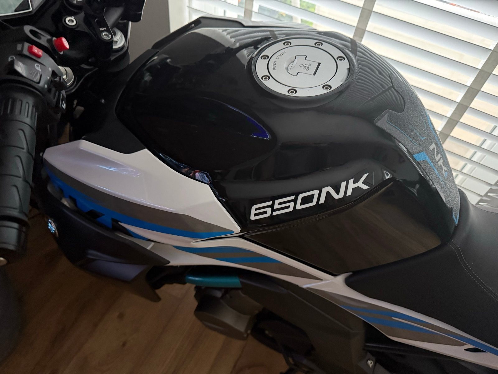 CFMOTO 650NK Naked Bike - Zwart/Wit/Blauw, Motoren, Motoren | Overige merken, 2 cilinders, Gebruikt, Particulier, Meer dan 35 kW