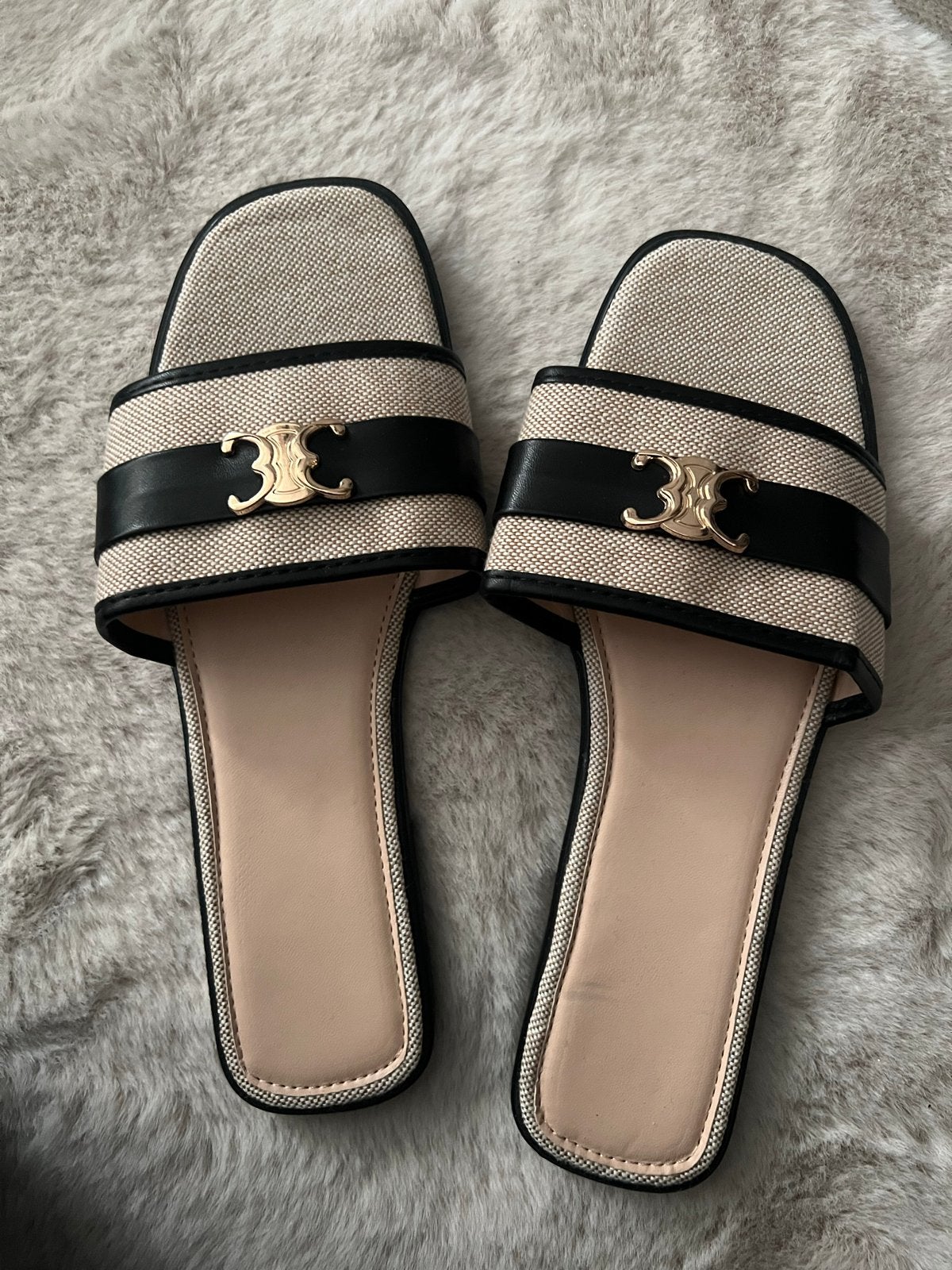 Stijlvolle slippers met gouden detail - Maat 38, Kleding | Dames, Schoenen, Ophalen of Verzenden, Nieuw, Zwart, Slippers