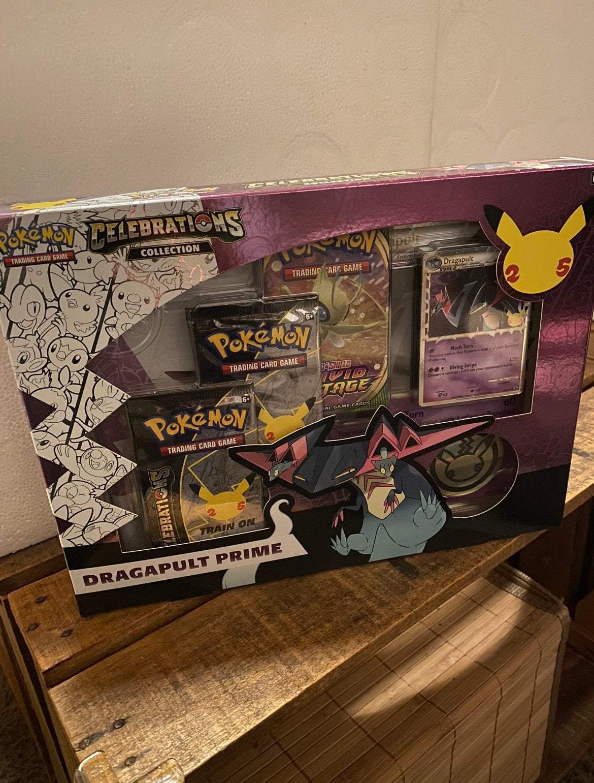 Pokémon Celebrations Collection - Dragapult Prime box, Ophalen of Verzenden, Nieuw, Overige typen, Foil