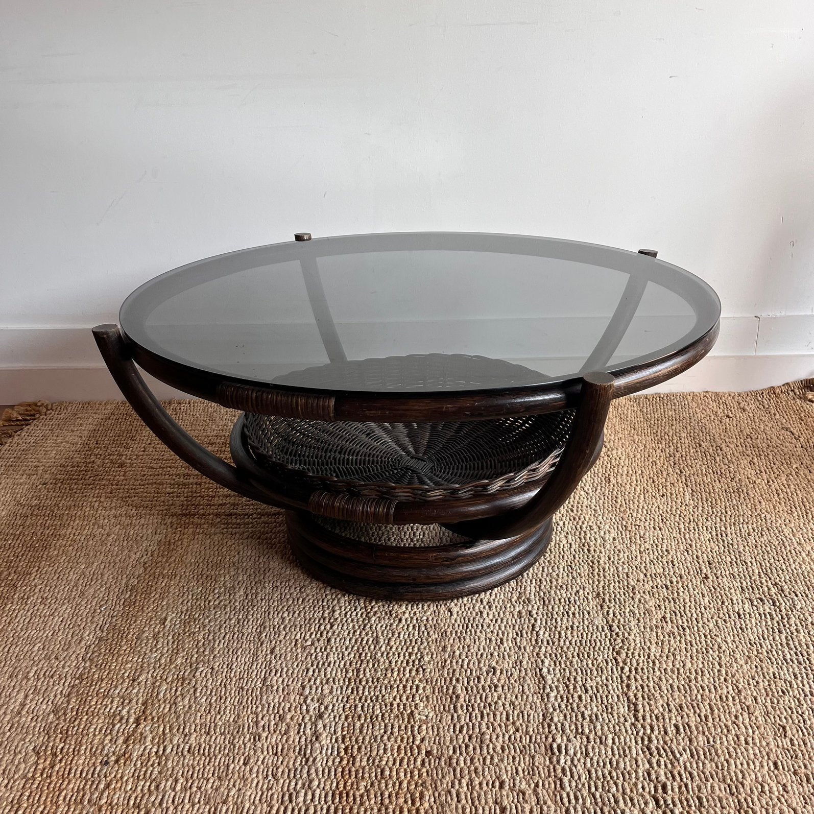 Rotan Manou Salontafel met rookglas blad vintage, Ophalen, Vintage, Zo goed als nieuw, Riet