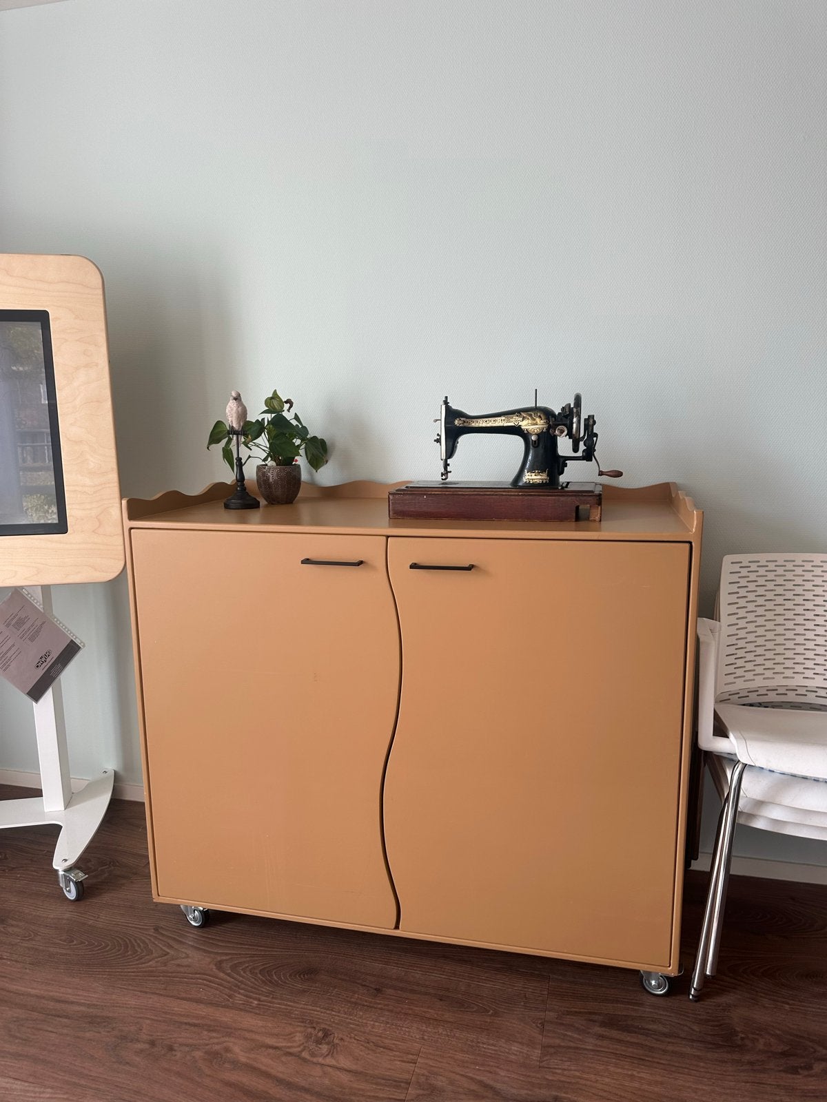 Multifunctionele kast op wielen met uniek design, Huis en Inrichting, Ophalen