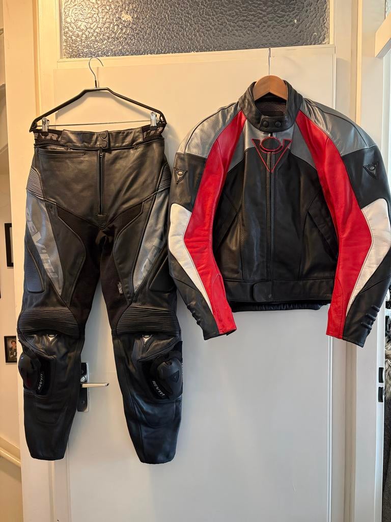 2-delig leren motorpak - Zwart, rood, wit (rev’it!), Motoren, Ophalen, Tweedehands, Heren, Combipak