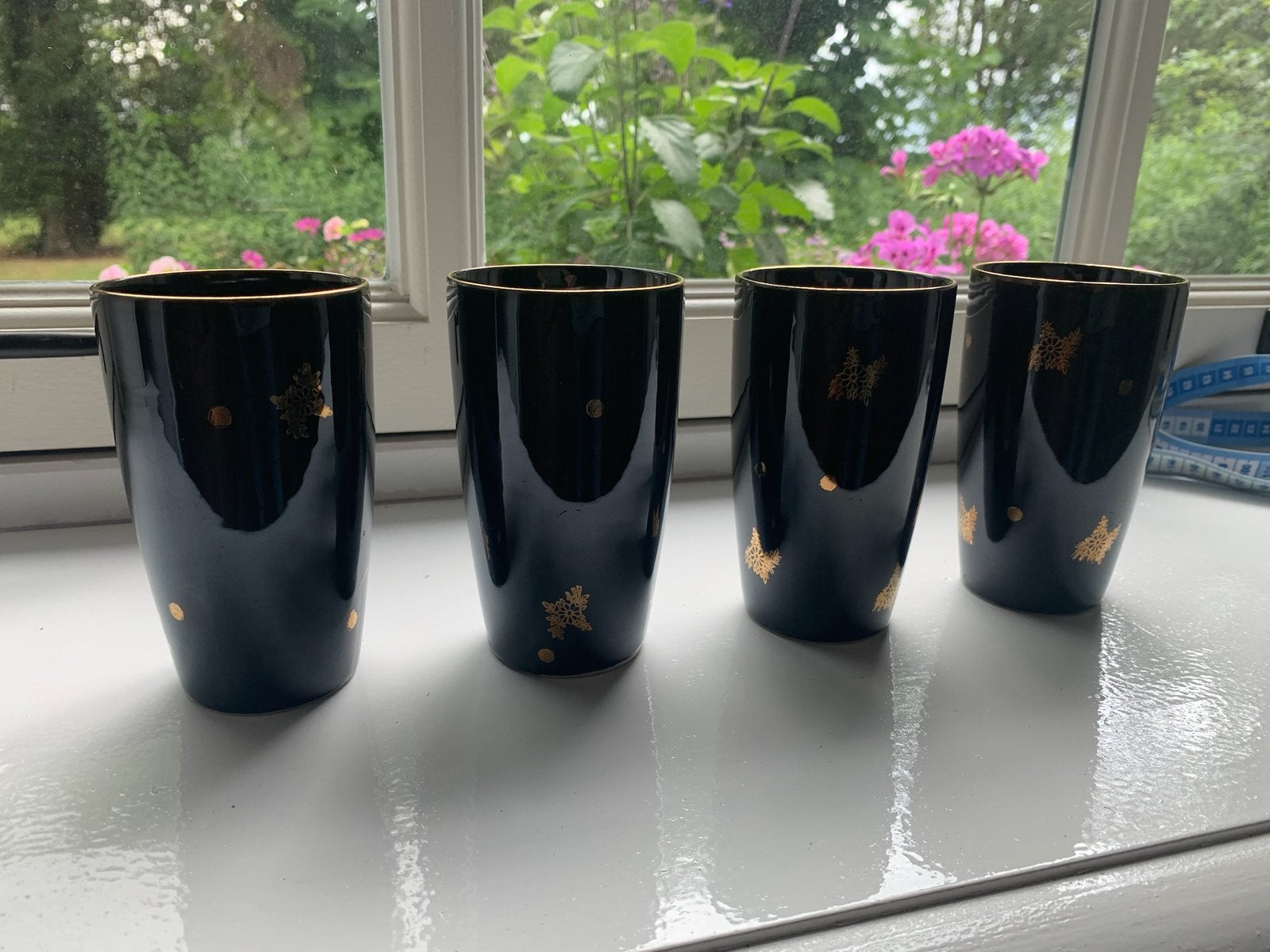 Zwarte bekers met gouden decoratie, 4 stuks, Merk: Pruszków, Gebruikt, Keramiek, Ophalen of Verzenden, Overige stijlen