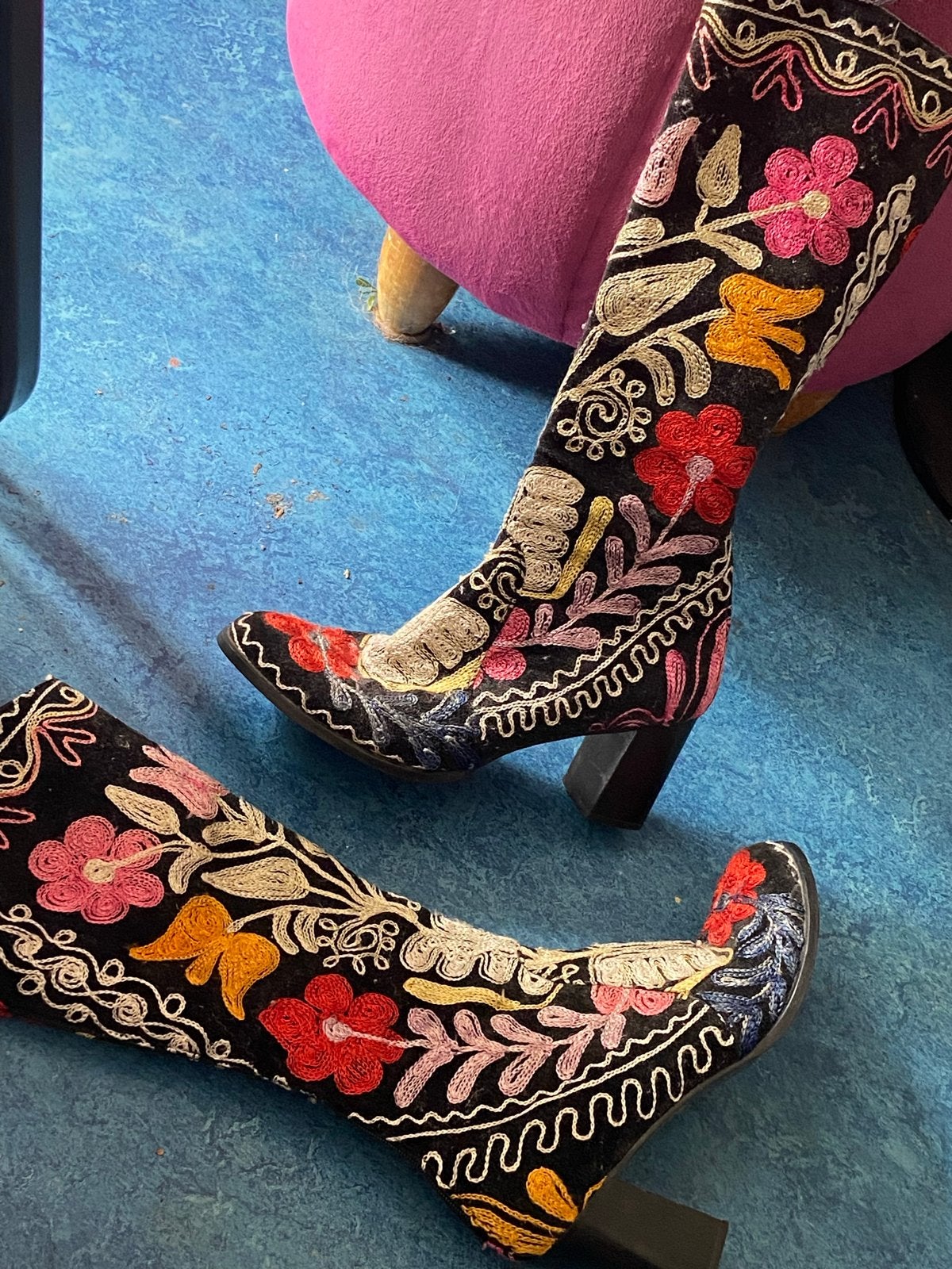 Unieke geborduurde laarzen, maat 40, Kleding | Dames, Schoenen, Ophalen of Verzenden, Zo goed als nieuw, Zwart, Hoge laarzen