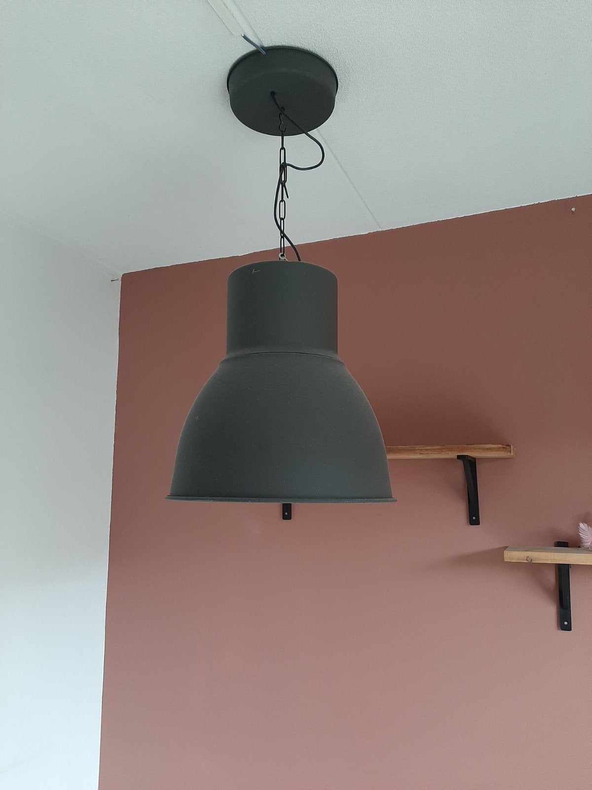 Donkergrijze industriële hanglamp Ikea, Huis en Inrichting, Lampen | Hanglampen, Gebruikt, Metaal, Industrieel, E27 (groot)