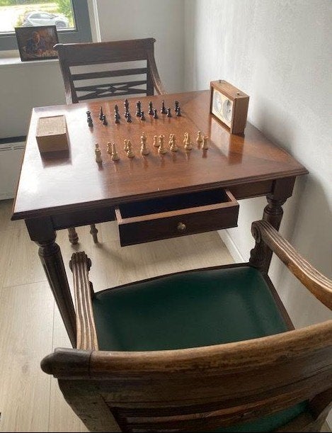 Fraaie schaaktafel met stoelen, Ophalen