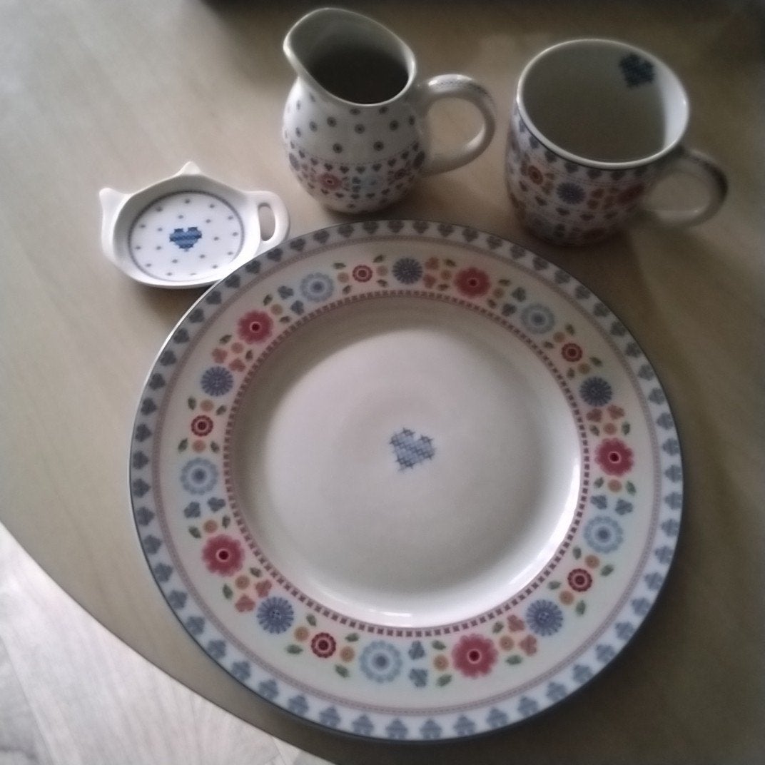 Yvon Kakelbont Servies: Bord, Mok, Melkkannetje, Theetip, Gebruikt, Overige merken, Keramiek, Ophalen of Verzenden