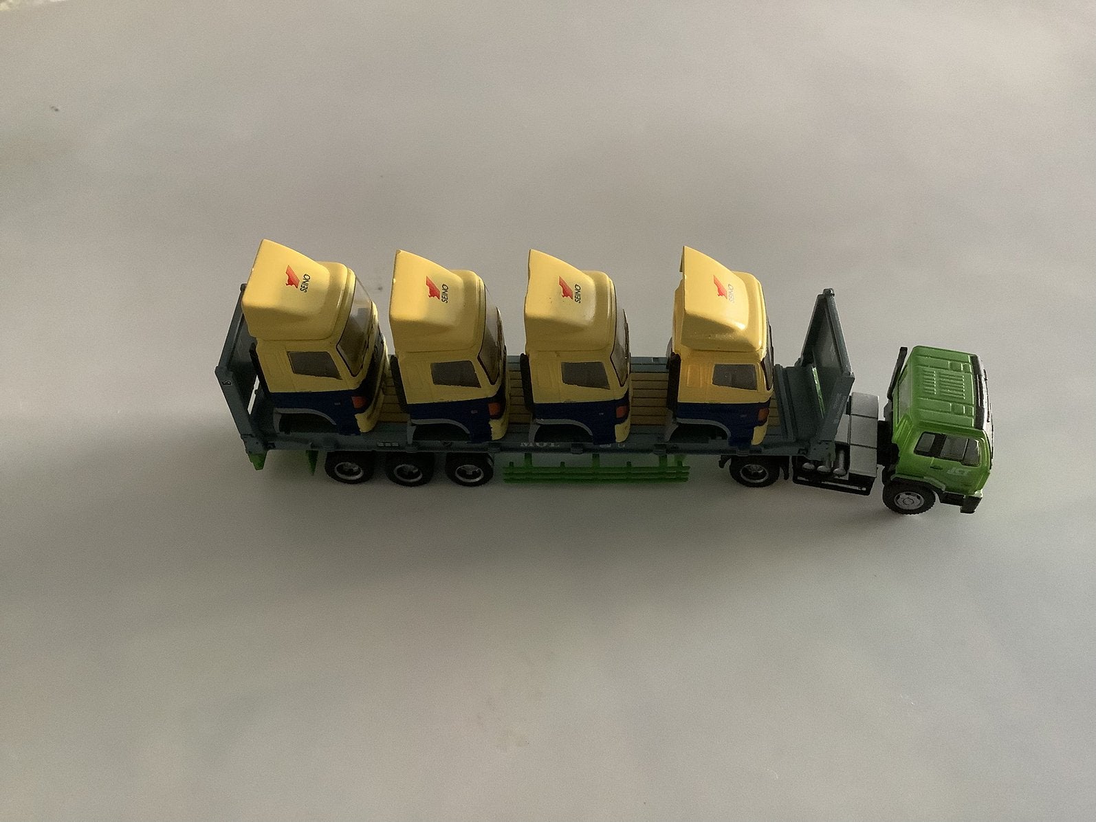 Herpa vrachtwagen met oplegger en 4 cabines n spoor, Hobby en Vrije tijd, Modeltreinen | N-Spoor, Overige merken, Gelijkstroom of Wisselstroom