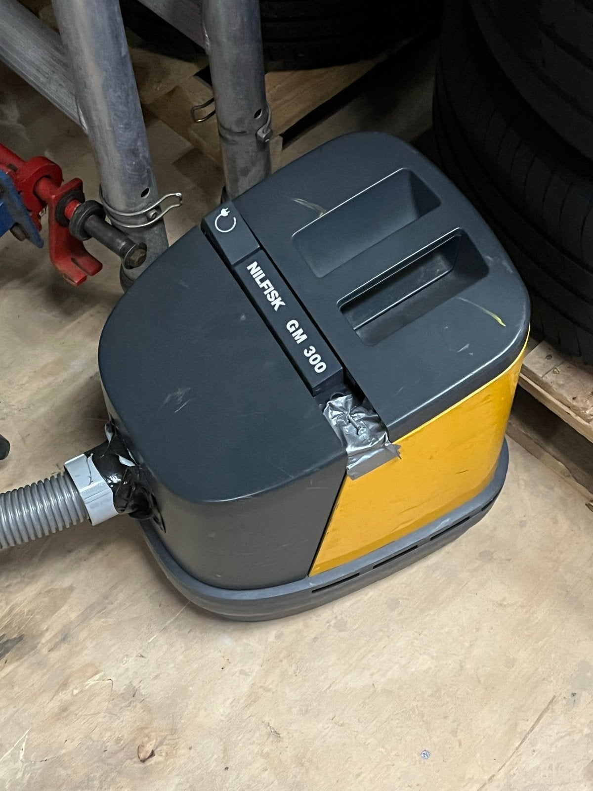 Nilfisk GM 300 stofzuiger, Witgoed en Apparatuur, Stofzuigers, Gebruikt, Sledestofzuiger, Overige merken, Inclusief accessoires