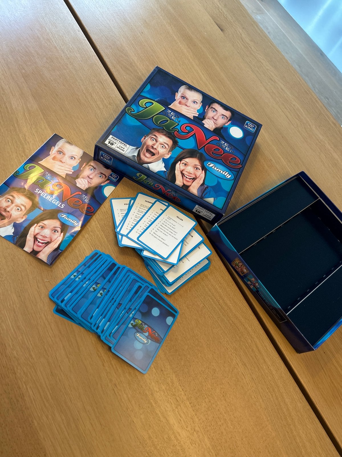 Ja Nee Family - Het Knettergekke Kaartspel, Drie of vier spelers, Ophalen of Verzenden, Zo goed als nieuw