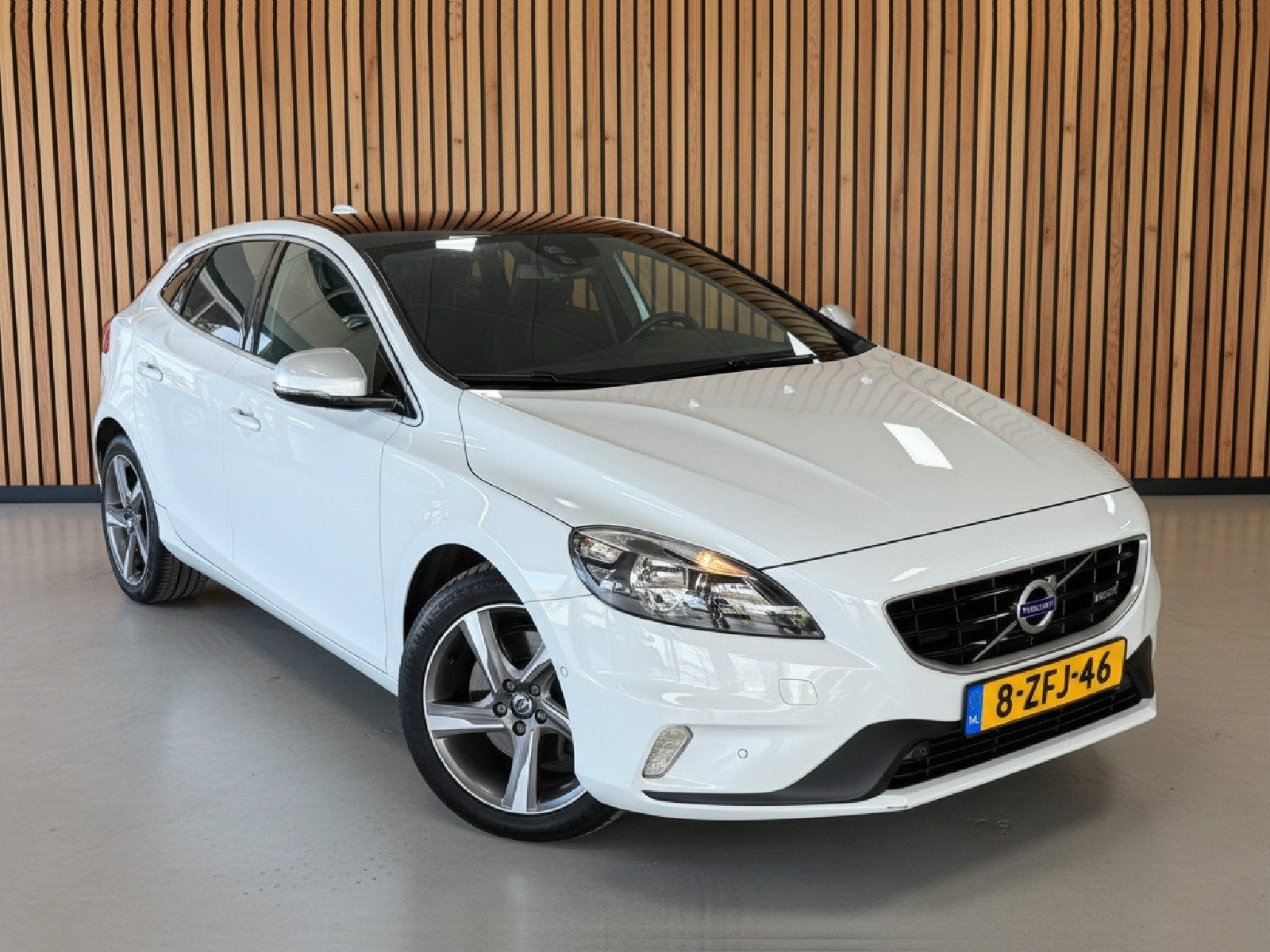 Volvo V40 2.0 D4 R-Design Business | Camera | Navi | Cruise., Voorwielaandrijving, Euro 5, Gebruikt, Wit