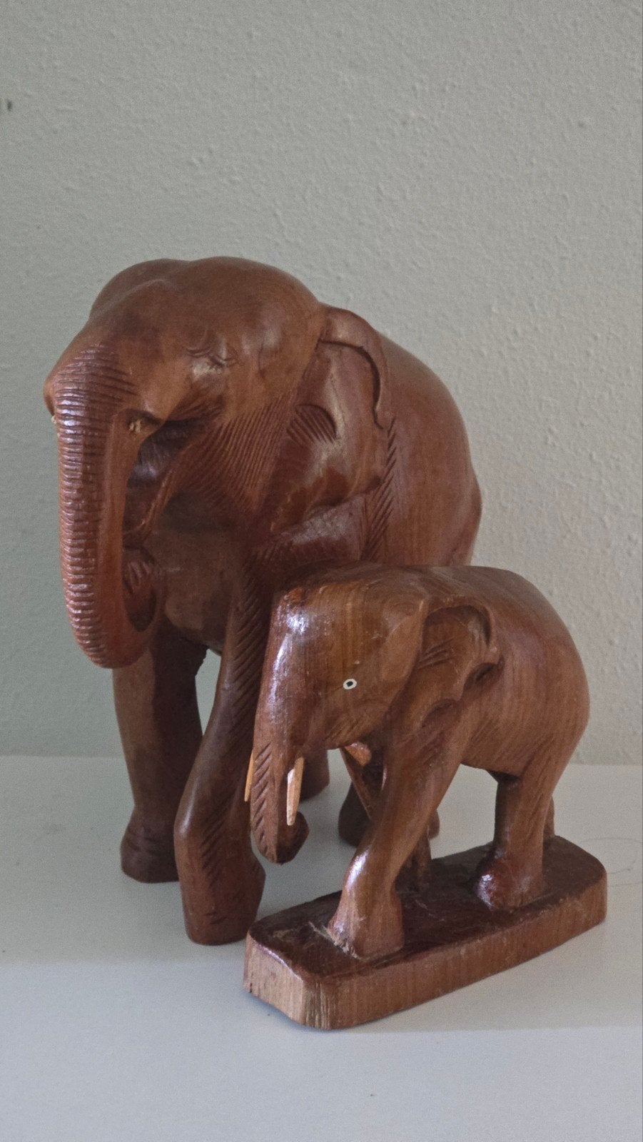Set van 2 handgesneden houten olifantenbeelden, Antiek en Kunst, Ophalen of Verzenden, 20 - 50 cm, Beeld, Hout