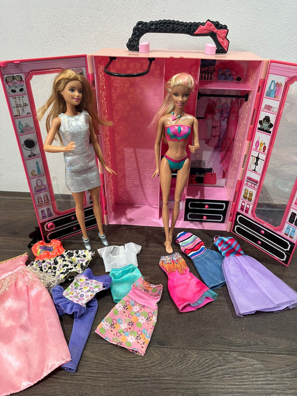 Twee mooie Barbiepoppen met opbergkoffer en kleding, Kinderen en Baby's, Speelgoed | Poppen, Ophalen of Verzenden, Gebruikt, Barbie