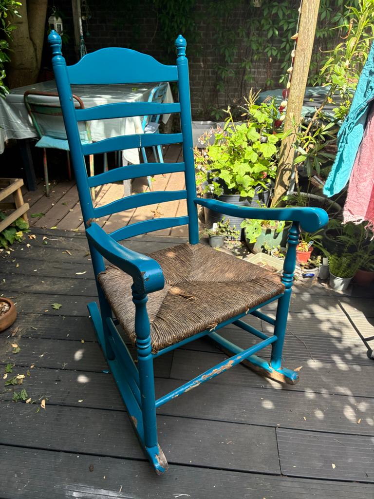 Vintage Schommelstoel - Blauw met rieten zitting, Antiek en Kunst, Antiek | Meubels | Stoelen en Banken, Ophalen