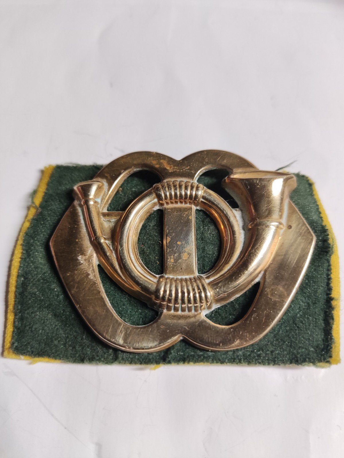 Oud koperen Garde Jagers Baretembleem. Koper., Verzamelen, Ophalen of Verzenden, Landmacht, Nederland, Embleem of Badge