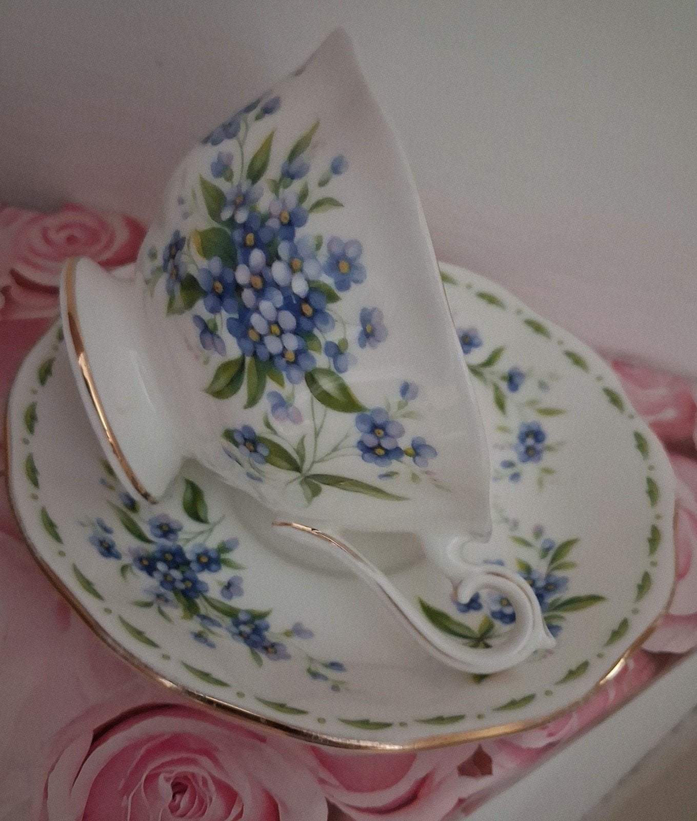 Royal Albert/July, Ophalen of Verzenden