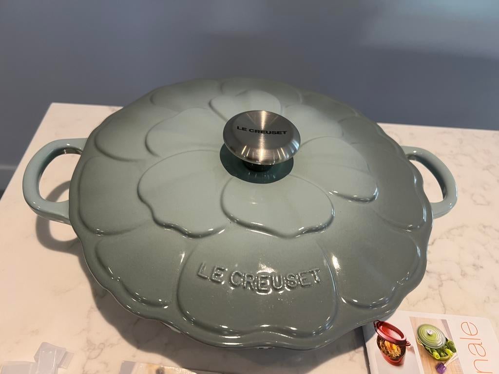 Nieuwe Le Creuset Petal Campagnard Sea Salt 26 cm, Huis en Inrichting, Keuken | Potten en Pannen, Gietijzer, Nieuw, Ophalen of Verzenden