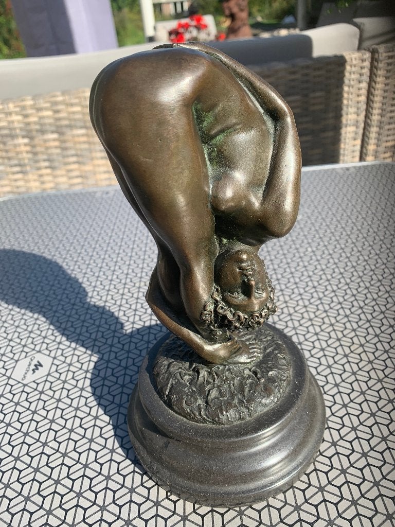 Bronzen scultuur gebogen naakte dame marmer voet, sign June, Ophalen of Verzenden, Brons