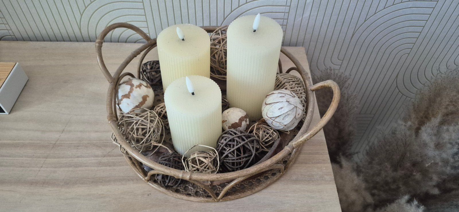 Decoratieve schaal met LED kaarsen en rotan ballen, Beige, Ophalen of Verzenden, Zo goed als nieuw, Natuurlijk materiaal