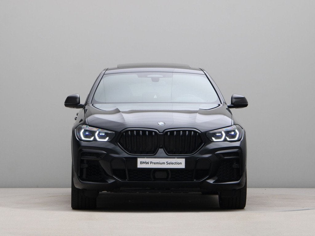 BMW X6 M50i High Executive (bj 2022, automaat), Auto's, BMW, Gebruikt, 4395 cc, Zwart, Bedrijf