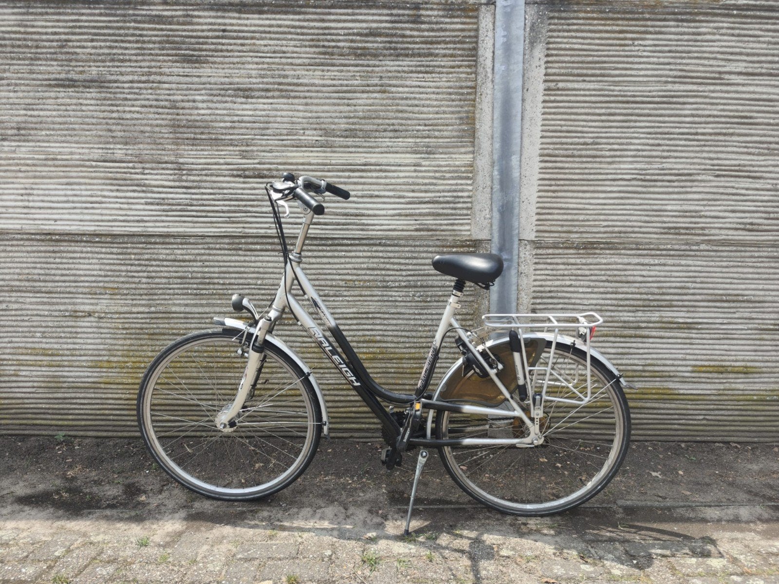 Raleigh fiets - Comfortabel en compleet, Fietsen en Brommers, Fietsen | Dames | Damesfietsen, Velgrem, Versnellingen, Ophalen
