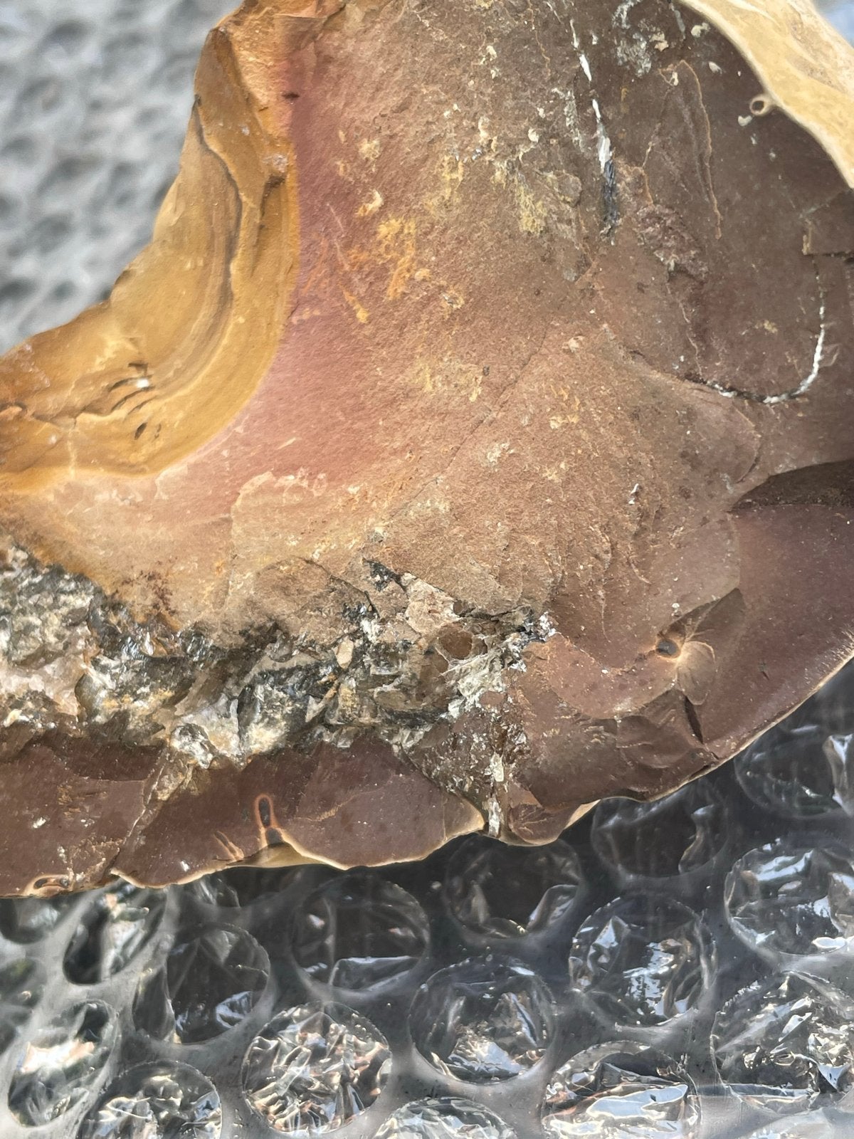 Vuursteen chert/Flint rood/bruin met kwartsinsluitingen, Ophalen of Verzenden, Mineraal