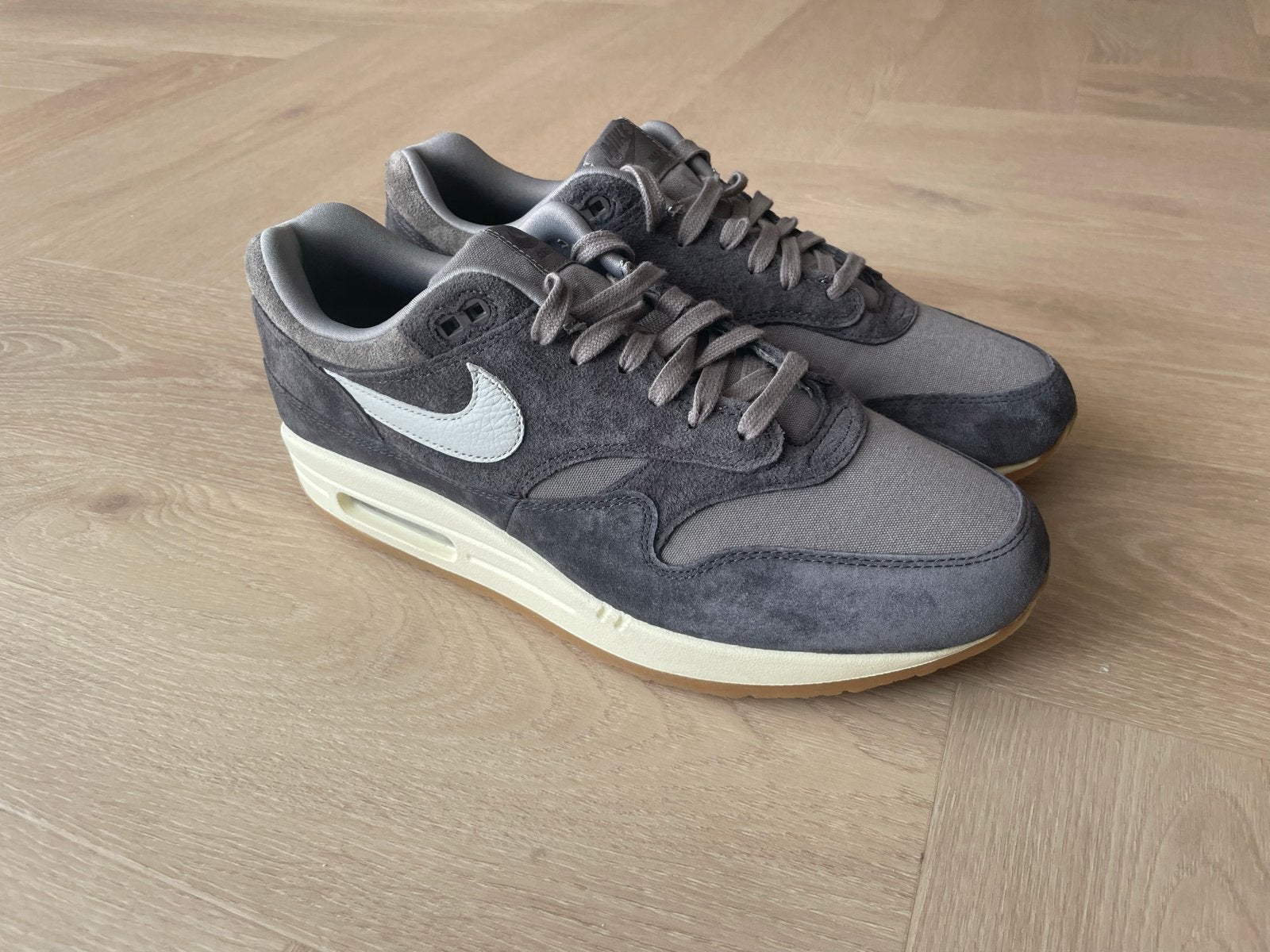 Nike Air Max 1 Premium 2 Crepe Soft Grey Maat 45, Ophalen of Verzenden, Zo goed als nieuw, Overige kleuren, Sneakers of Gympen