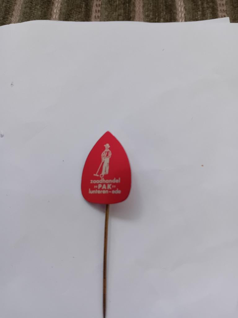 Pin - Zaadhandel "PAK" - Lunteren/Ede, Verzamelen, Ophalen of Verzenden, Zo goed als nieuw, Merk, Speldje of Pin