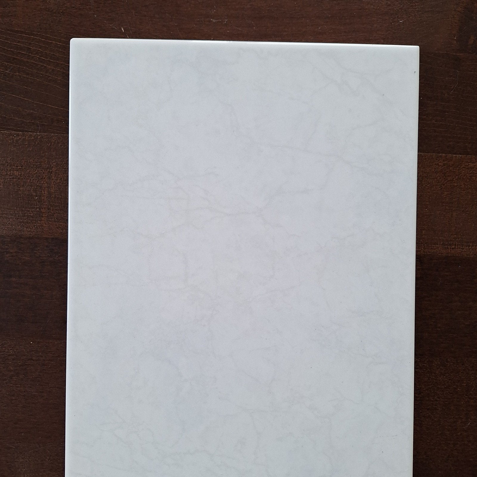 Witte tegels met werkje erin 25x33 cm, 6 m2 over van verbouw, Doe-het-zelf en Verbouw, Ophalen