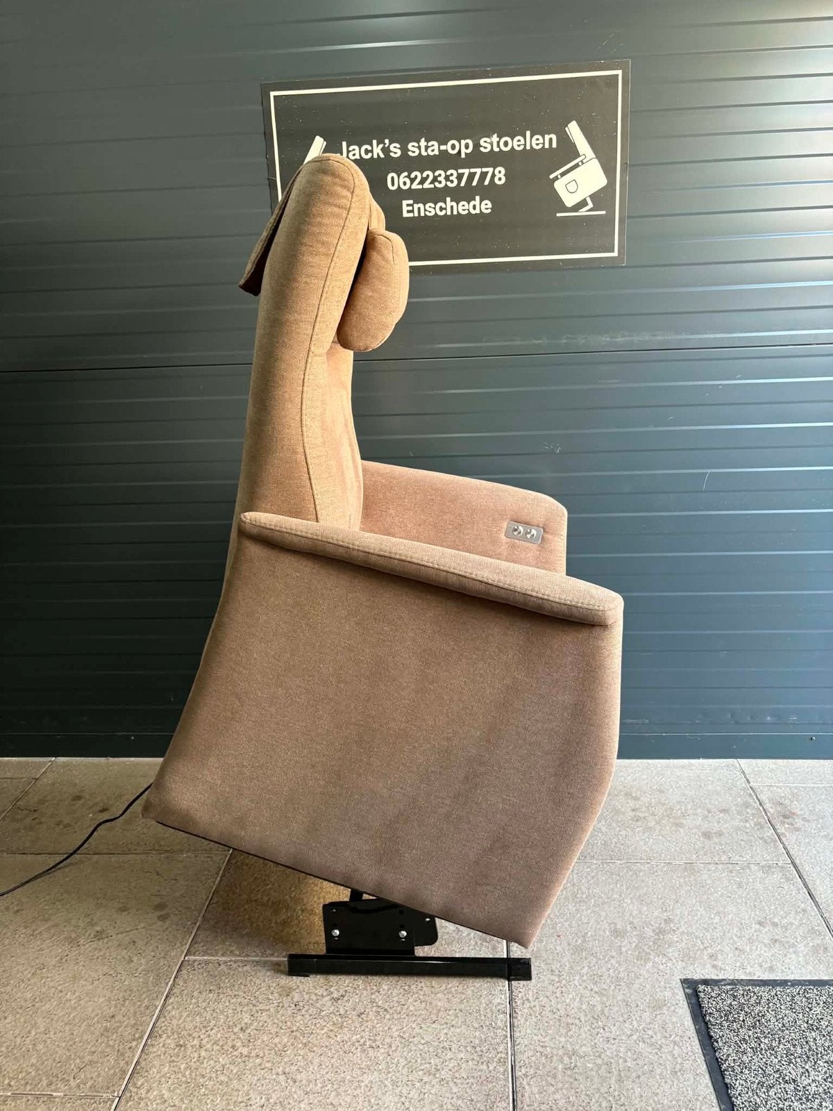 Sta op stoel merk prominent, Huis en Inrichting, Fauteuils, Minder dan 75 cm, Ophalen of Verzenden, Zo goed als nieuw, Stof