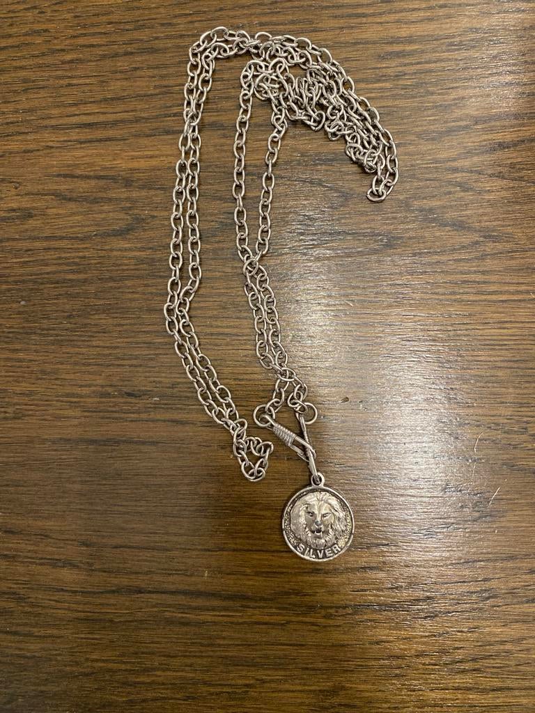 Zilverkleurige ketting met leeuw hanger, Ophalen of Verzenden, Zilver, Overige materialen