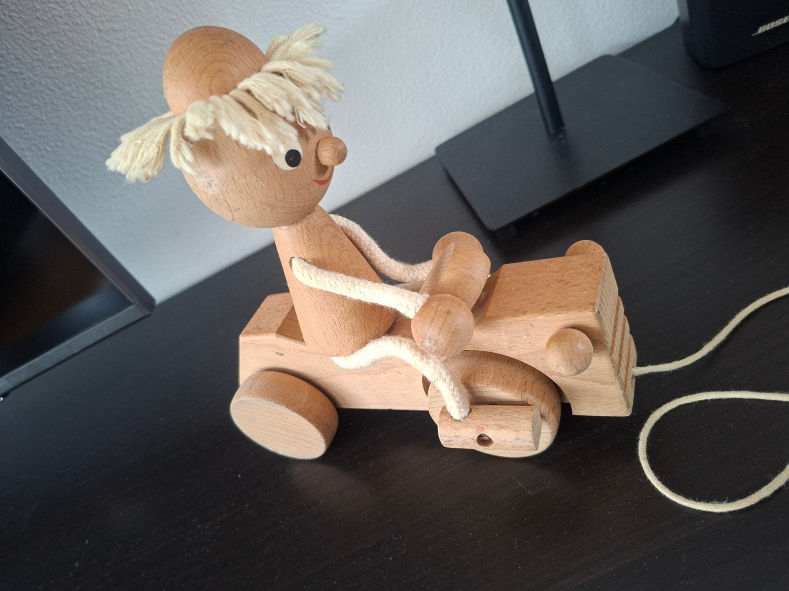 Houten trekfiguur: mannetje op trapauto, Ophalen