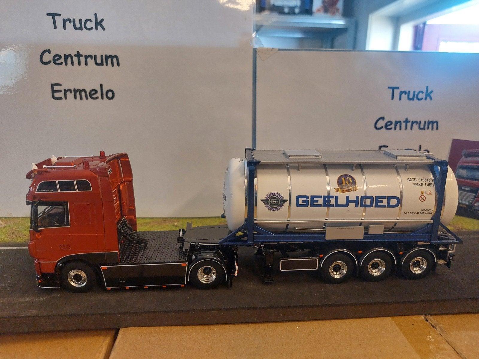 Geelhoed; DAF XF SUPER SPACE CAB +tank
trailer, Hobby en Vrije tijd, Modelauto's | 1:50, Ophalen of Verzenden, Nieuw, Bus of Vrachtwagen