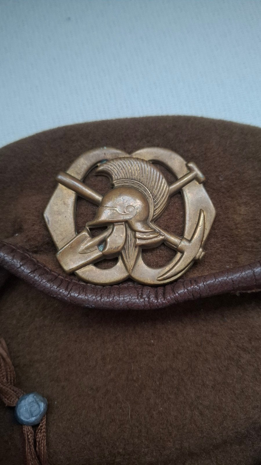 1e model pionier baretembleem, Verzamelen, Ophalen of Verzenden, Landmacht, Nederland, Embleem of Badge