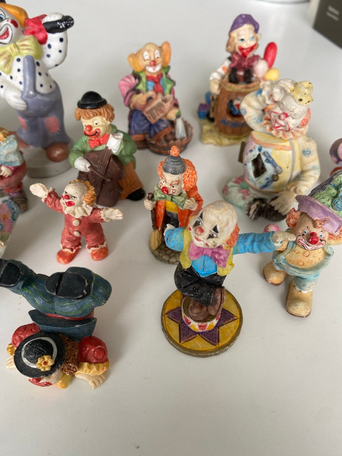 21 clown beeldjes, waarvan 2 licht beschadigd, Ophalen of Verzenden, Gebruikt